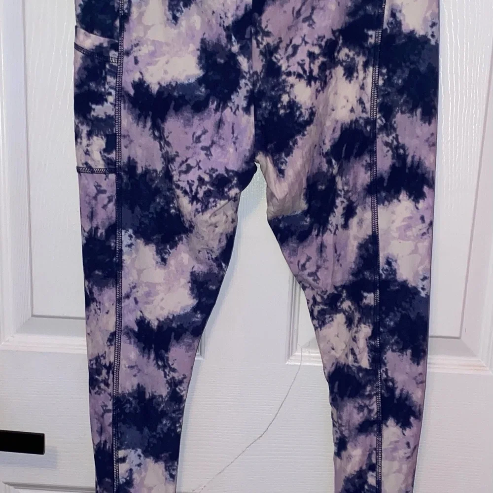 NWOT No Comment Blue/Purple Tie Dye Leggings, 1 Side Pocket, Large Juniors - Picture 6 of 6